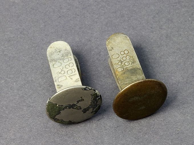 2 split rivets from D & C - Dransfeld und Company, Menden, the most common rivet manufacturer. To the left an aluminum rivet dated 1939 and to the right a brass rivet dated 1938.