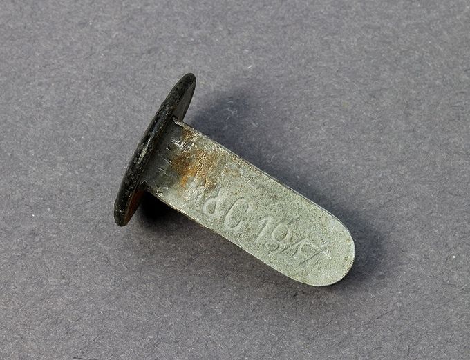 Late split rivet marked B & C, Beidermann und Czarkinkow, Berlin. Dated 1944.