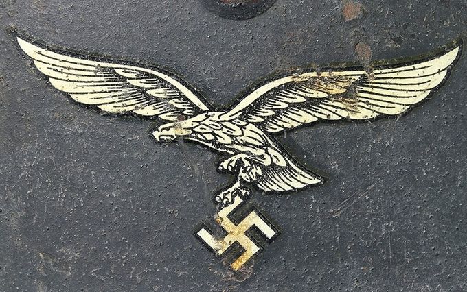Second pattern LW decal on an M40 ET. This standard decal was used on ET, Quist and SE helmets. On the upper base of the eagle’s left wing is a black dot more or less presicely placed in the center of the decal.