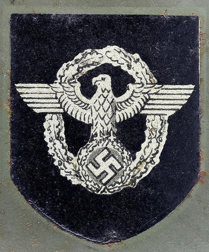 Polizei decal (borderless) on an M35 Quist. Notice the eagle’s wide neck and the prominent black border around the swastika. This decal was manufactured by Methner & Bürger, Berlin.