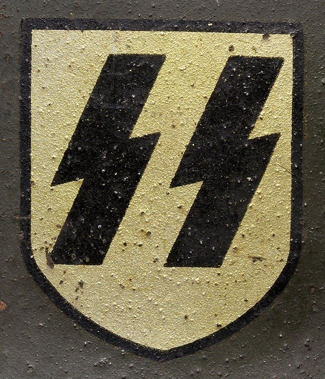 SS decal on an M40 ET. This decal has yellowed over time. 