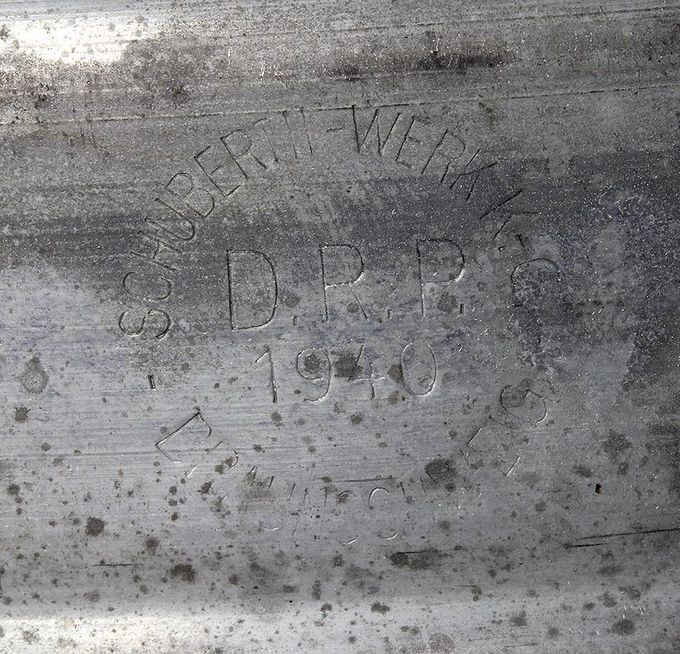 Manufacturer marking on a zinc-coated steel liner dated 1940. The maker is the same as the aluminum liner shown above, Schuberth-Werk (KG), Braunschweig 1940.