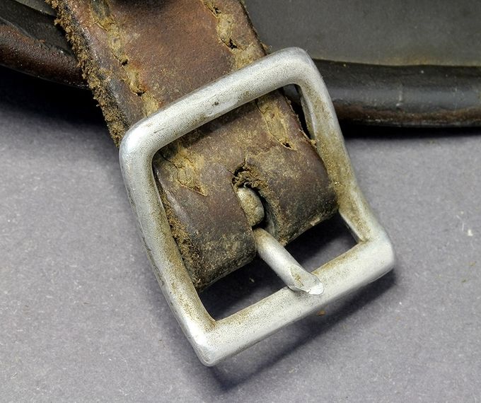 Early chinstrap aluminum buckle on an M40.