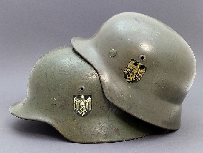 Two M35 ET helmets with smooth paint. To the left a Heer and to the right a KM. Notice the more grey shade of paint on the KM.