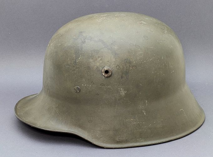 M18 W66 (Hermann Weissenburger & Co., Stuttgart-Cannstatt) with WWI factory paint. This helmet was among several found in a huge depot in Grorud, a district in the city of Oslo, Norway. They would have been sent to be used by the soldiers garrisoned there.