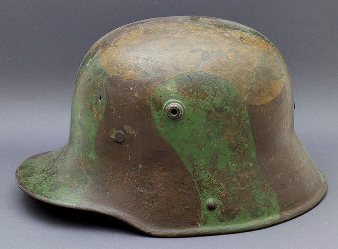 M17 size 66 (manufacturer unknown). Painted in brown, ochre and light green. This type of camouflage helmet that does not have the regulation-pattern black dividing lines is referred to by collectors as a “borderless camo”. Purchased in the USA from Paul Dorow.