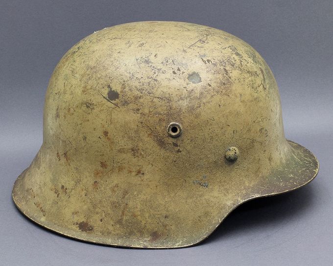 M42 EF66 with sprayed sand-color base coat. Some parts of the surface such as the visor exhibit a darker brown paint (Magnus Sjursen Collection).