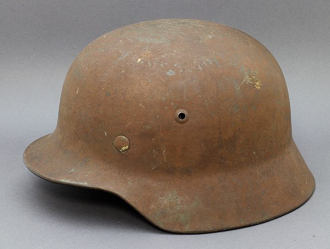 M35 ET62 KM helmet with red-brown (rotbraun) paint. The red-brown paint is identical to one of the colors used in the Normandy camouflage scheme. Notice the factory smooth green paint in spots where the camouflage layer has worn off.
