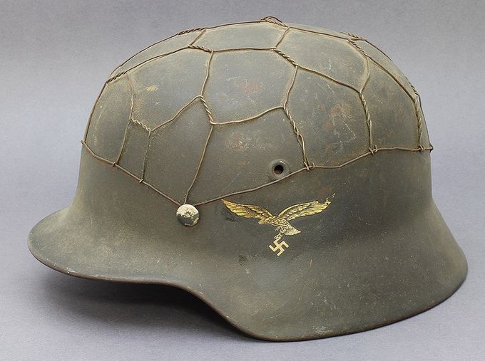 M40 ET64 LW with half-basket chickenwire. The wire is attached to all three rivets (another Norwegian collection).