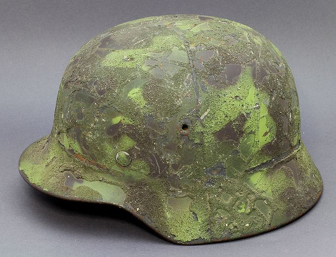 M40 ET64 with sprayed light and dark green in patterns over the surface. Before spraying the helmet received a form of running plasterwork, a unique camouflage scheme.