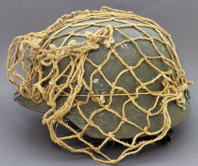M35 ET68 with a standard factory-made camouflage net which is affixed to hooks at the front and rear of the helmet.