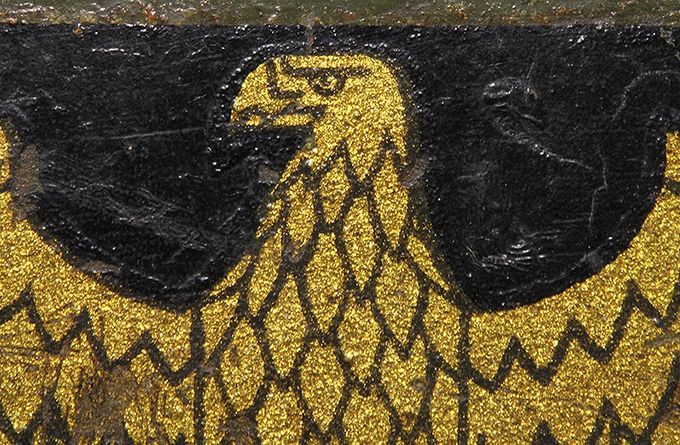 Close-up of the upper part of KM decal. Notice the black border around the eagle head.