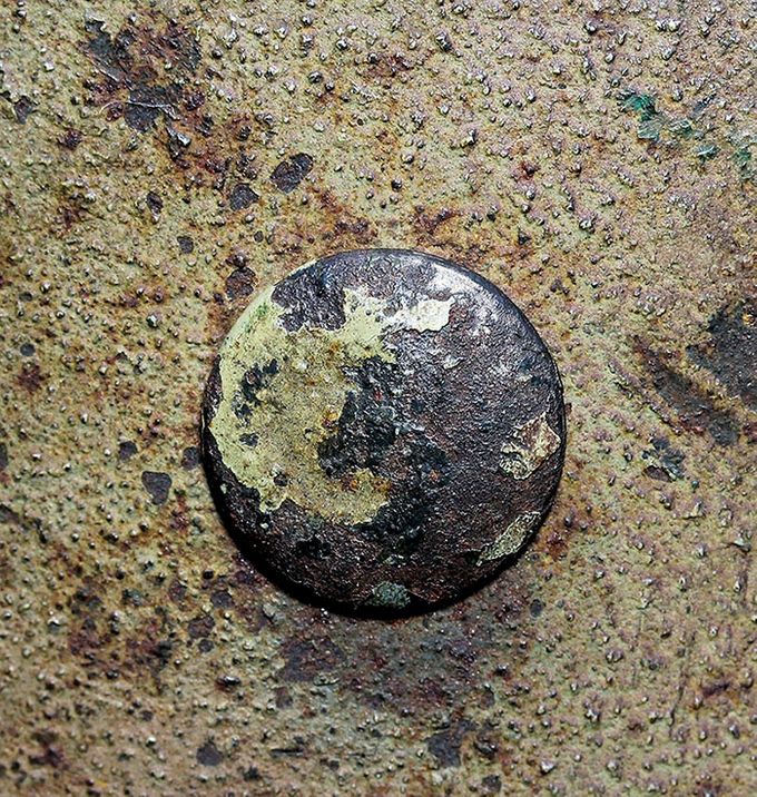 Close-up picture of the rivet head.