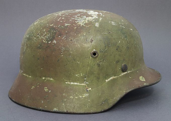Right side of the helmet. Notice the traces after wire have been attached. The wire have been attached to all the rivets which have lost all paint.