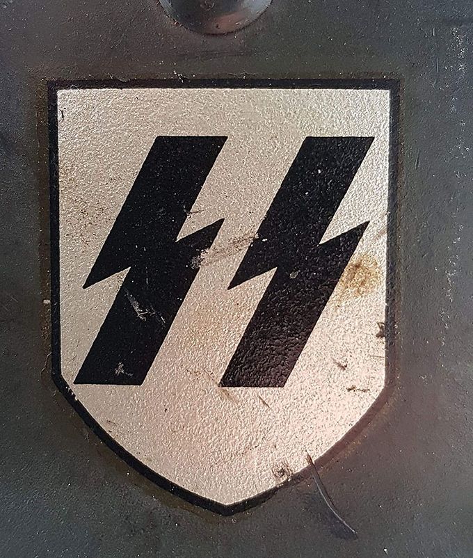 SS decal on an M35 Quist. Early edition.