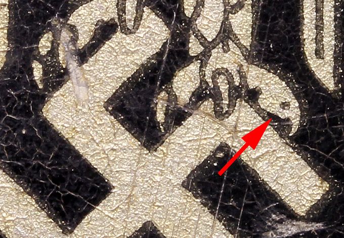 The picture above shows a dot on the right claw on the right foot. This detail is present on many ET style decals on M35, M40 and M42 helmets.