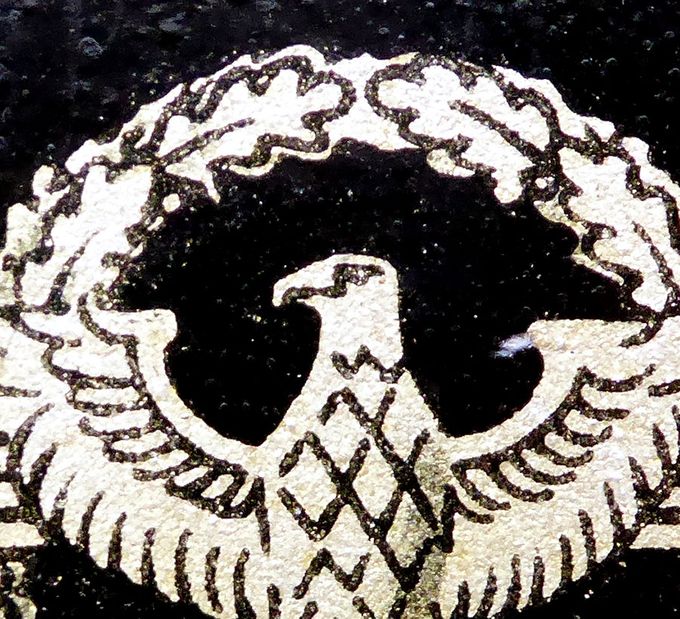 Detail picture of the head and neck of a ET type Polizei decal. Notice the lines making the beak mouth and the eyes. The neck is narrow compare to other Polizei decals. 