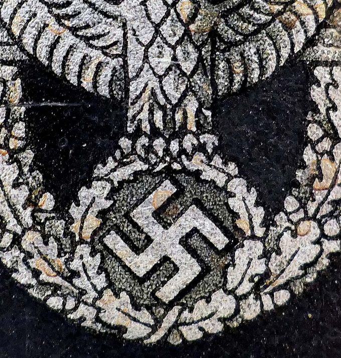 Detail picture of the row of talons clutching the oakleaves. Typical for NS Polizei decals.