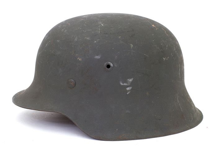 The M42 was produced from 1942 until the end of the war. Production was simplified due to increasing demands for more helmets and quicker supply to the various fronts. The pressed vent hole was retained but the rolled rim was abandoned in favor of a sharp-edged flared rim to simplify the manufacturing process. The rivets used are the same as the M40, namely zinc-coated steel rivets. The insignia on the left side was discontinued from mid-1943 onward.