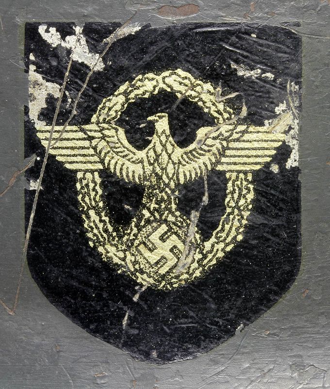 The pictures above shows a rare E. Wunderlich & Co. Polizei decal. Notice the small dots around the swastika.